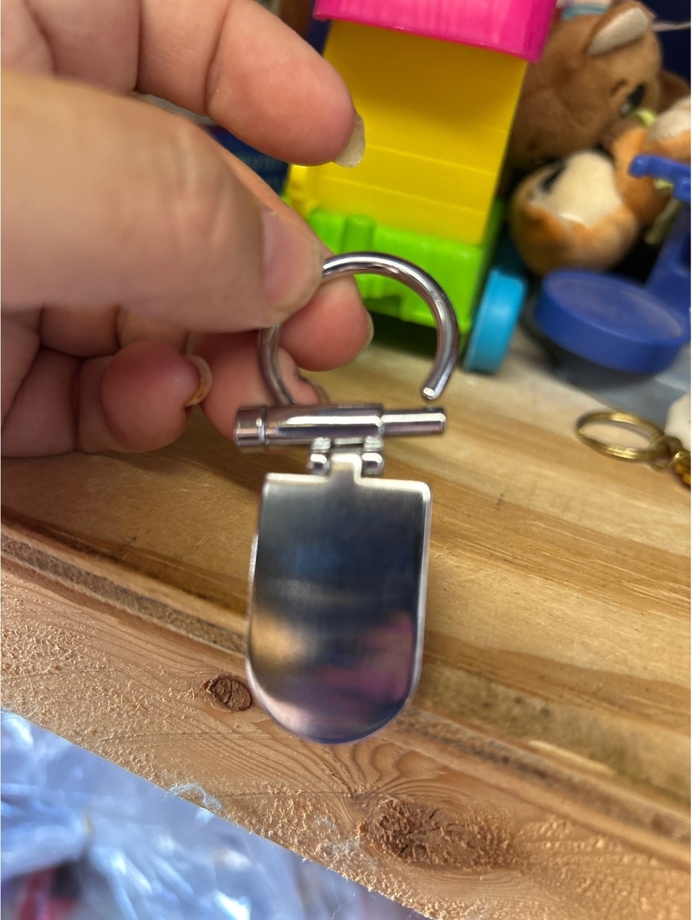 Colier Silver Tone Metal Keychain with R Initial - Picture 2 of 2